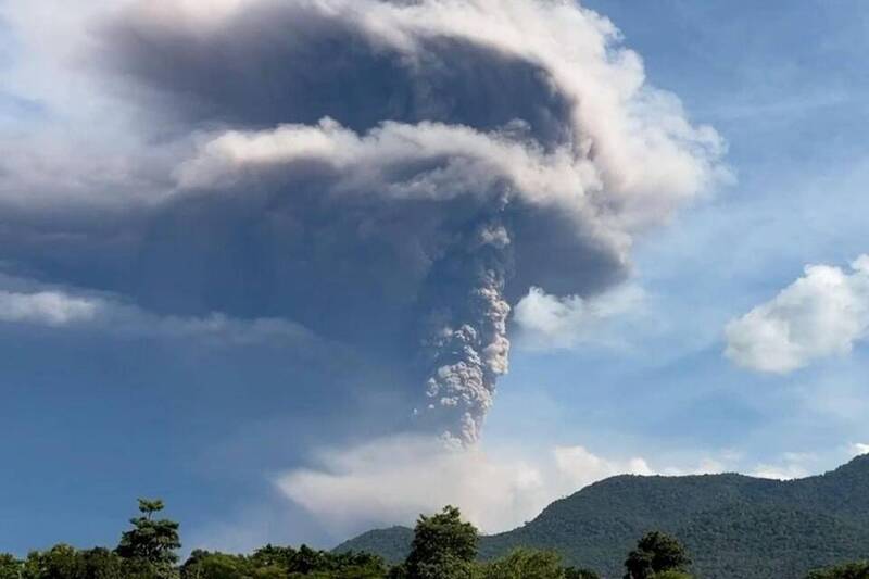 印尼勒沃托比公火山（Mount Lewotobi Laki-Laki）爆發，火山灰柱直衝天際，景象驚人。（法新社）