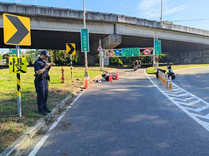 有「楠梓百慕達」之稱的楠梓區高楠公路機車系統車道，發生機車摔車死亡事故。（記者蔡清華翻攝）