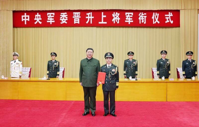 中共中央军委会政工部常务副主任何宏军（右）去年7月才被中共中央军委主席习近平（左）晋升为上将，但近日惊传他在羁押期间自尽身亡。 （翻摄解放军报）