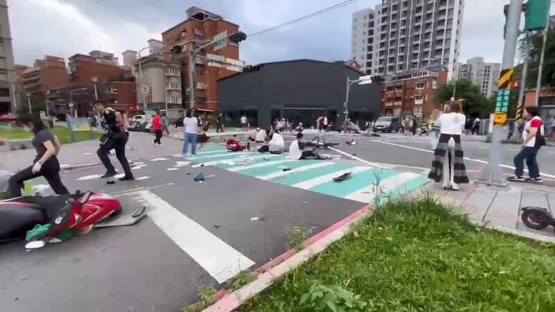現場有多名學童受傷。(記者陸運鋒翻攝) 現場有多名學童受傷。(記者陸運鋒翻攝)