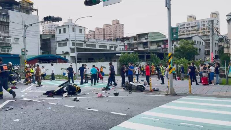 警消獲報趕抵救援,現場猶如砲彈轟炸過。(記者陸運鋒翻攝) 警消獲報趕抵救援,現場猶如砲彈轟炸過。(記者陸運鋒翻攝)