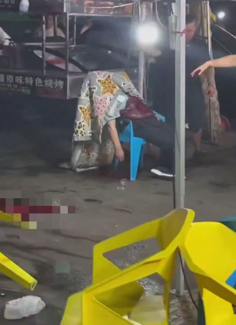 中國武漢燒烤店18日晚間驚傳槍擊案，造成1死2傷。（圖擷自「@Soh_Shorts」X帳號）