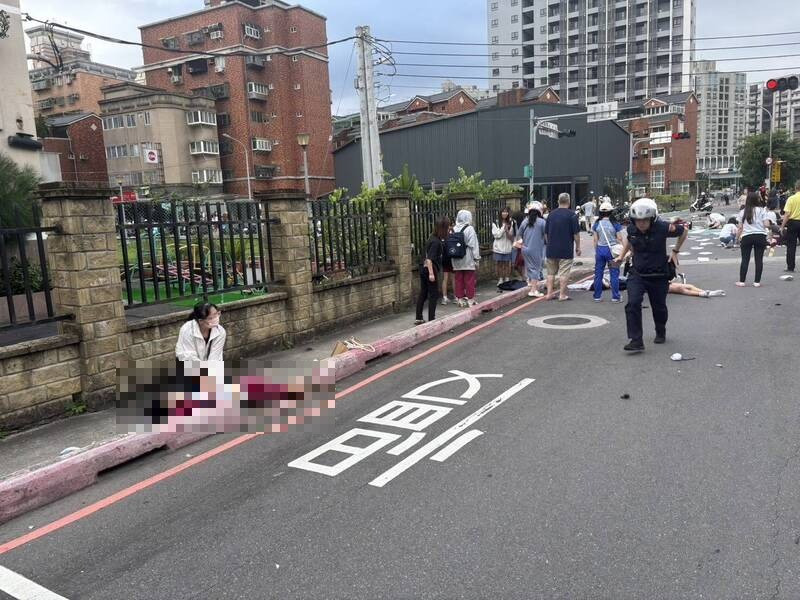國成街、國光街現場一片混亂,許多學生倒地不起,在現場CPR急救。(圖擷自網路) 國成街、國光街現場一片混亂,許多學生倒地不起,在現場CPR急救。(圖擷自網路)