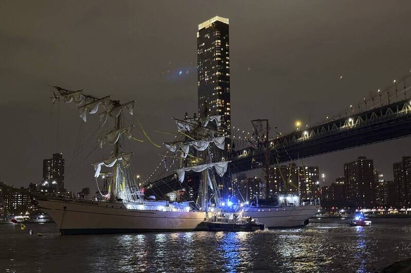 墨西哥海軍訓練艦「夸烏特莫克號」失控撞上紐約東河的布魯克林大橋，造成至少2人死亡、19人受傷。官員與專家認為，此事件可能與水流湍急有關。（美聯社）