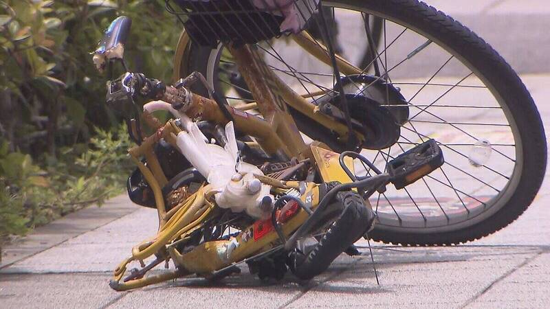 日本大阪街頭上演燒肉粽事件翻版，50多歲腳踏車路人遭70多歲墜樓老翁砸死。（擷取自@livedoornews/X）