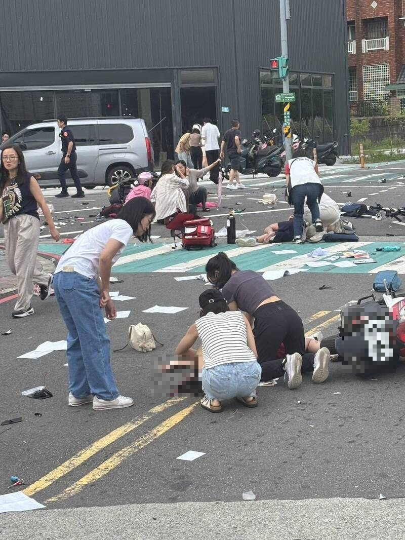 國成街、國光街現場一片混亂,許多學生倒地不起,在現場CPR急救。(圖擷自網路) 國成街、國光街現場一片混亂,許多學生倒地不起,在現場CPR急救。(圖擷自網路)