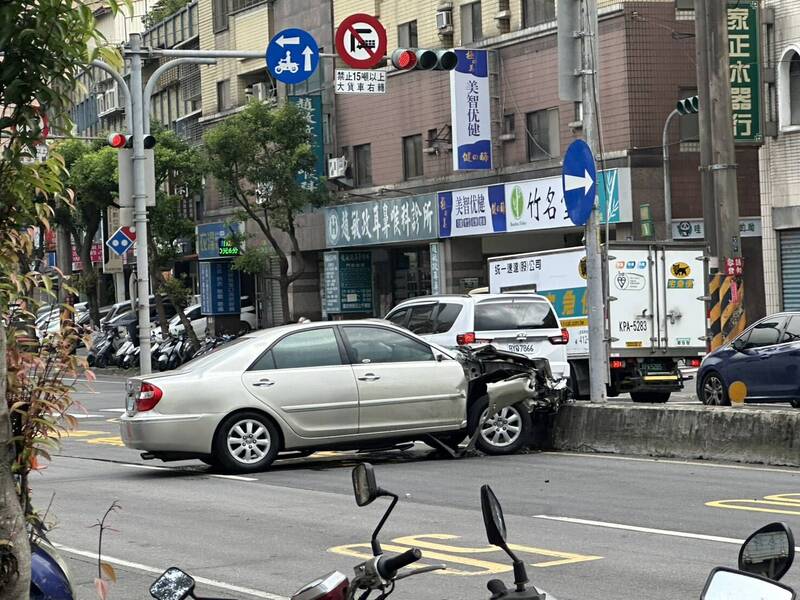 肇事車輛一路暴衝到復興路分隔島。(圖擷自網路) 肇事車輛一路暴衝到復興路分隔島。(圖擷自網路)