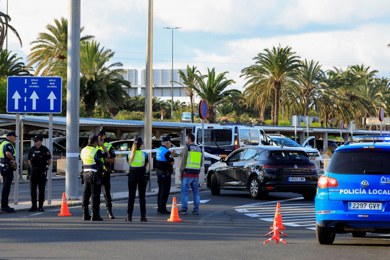 西班牙加那利群島機場一名男子持刀襲警，遭到警方開槍射殺，當場沒有生命跡象。（路透）