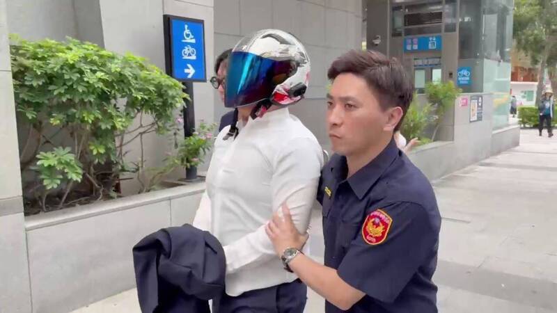 動手的周男事發15分鐘後,主動向附近的松山派出所投案,警方送辦。(記者姚岳宏翻攝) 動手的周男事發15分鐘後,主動向附近的松山派出所投案,警方送辦。(記者姚岳宏翻攝)