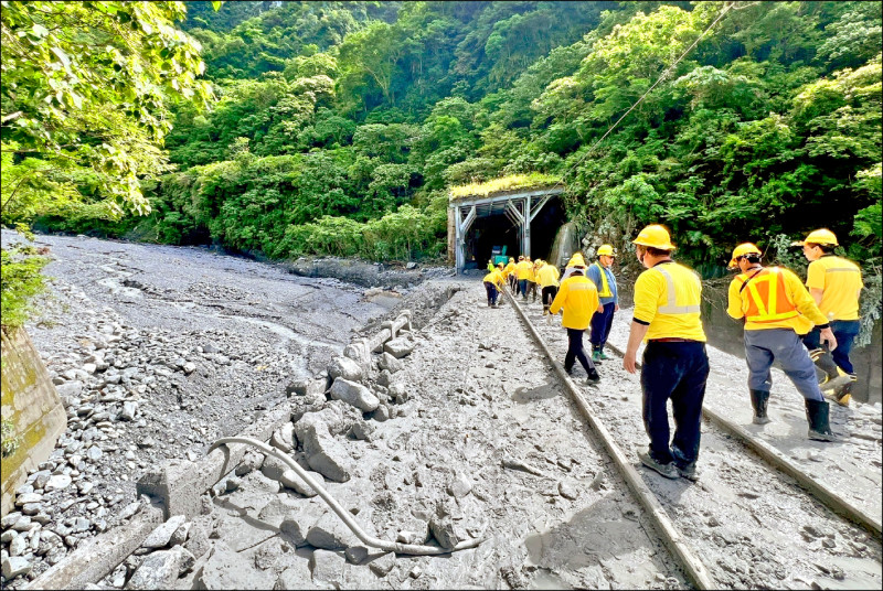 台鐵出動大批工程人員搶修，希望儘快恢復雙向通車。（台鐵提供）