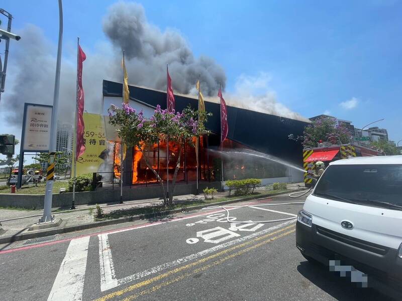 台南安南區九份子地區今天中午發生火警，疑雜草起火延燒建案銷售中心。（民眾提供）
