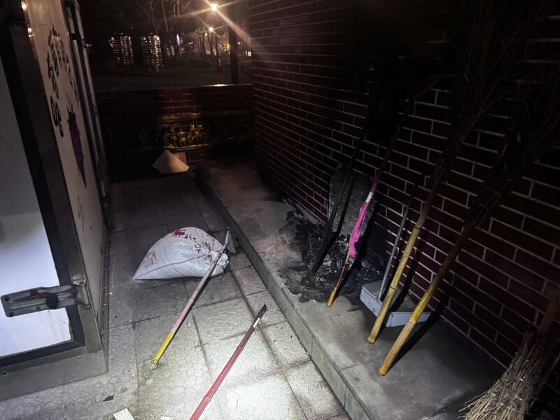 土地公廟遭縱火，現場一片狼藉。（記者余瑞仁翻攝）