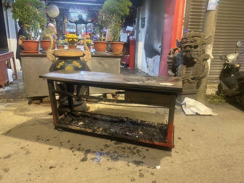 桃園市後站地區的4間土地公廟去年11月14日深夜接連遭到縱火，現場供桌被燒毀、一片狼藉。（記者余瑞仁翻攝）（記者余瑞仁攝）