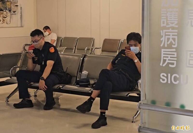 亞東醫院加護病房外有警察戒護。(記者羅國嘉攝) 亞東醫院加護病房外有警察戒護。(記者羅國嘉攝)