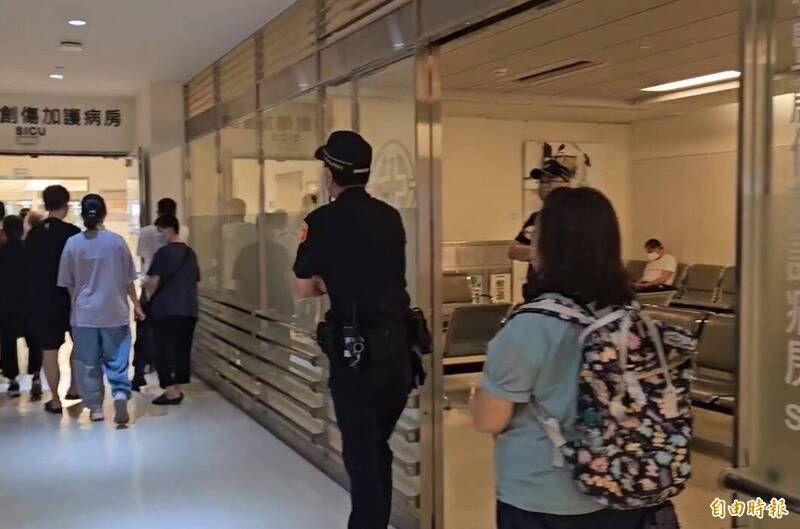亞東醫院加護病房外有警察戒護,余妻戴著口罩、一臉疲憊。(記者羅國嘉攝) 亞東醫院加護病房外有警察戒護,余妻戴著口罩、一臉疲憊。(記者羅國嘉攝)