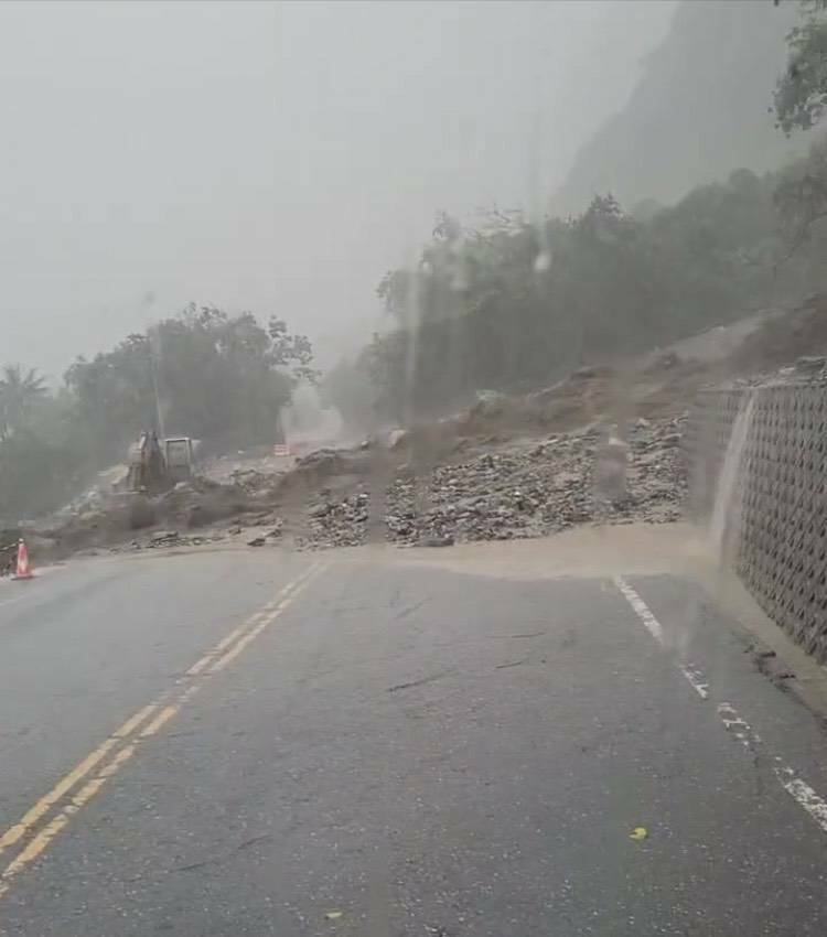 蘇花公路今天下午又因大雨導致土石流。(公路局提供) 蘇花公路今天下午又因大雨導致土石流。(公路局提供)