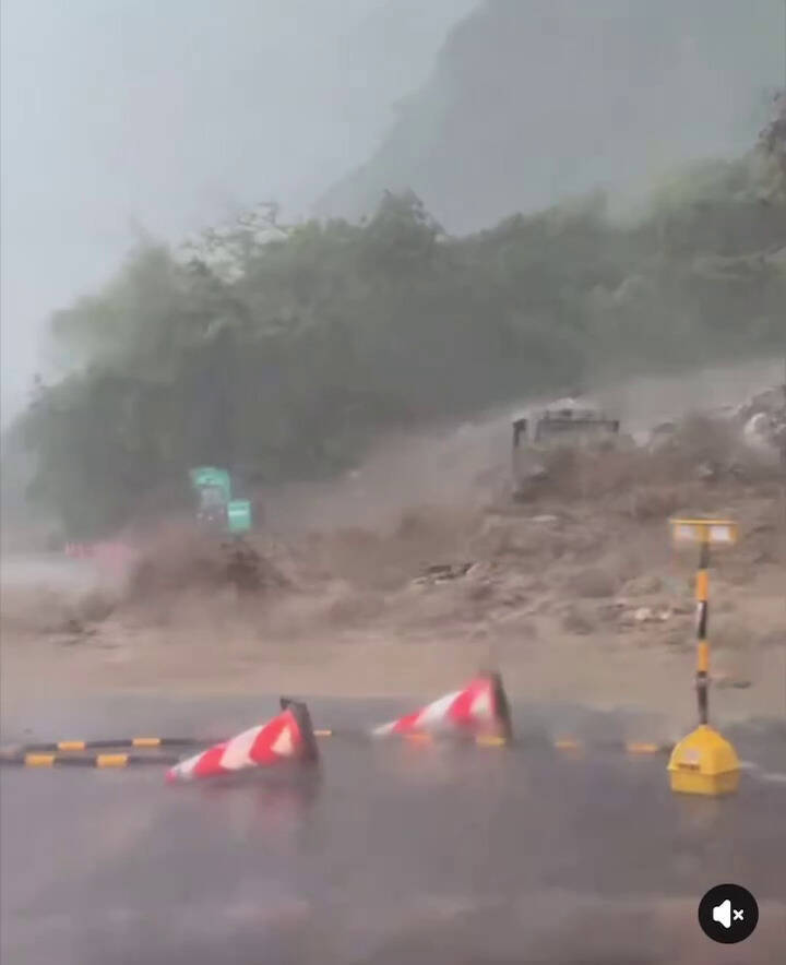蘇花公路164公里大清水路段目前大雨,由於地震過後山區土石鬆軟,邊坡上的土石隨大雨流下淹沒路面,目前暫時封閉中。(民眾提供) 蘇花公路164公里大清水路段目前大雨,由於地震過後山區土石鬆軟,邊坡上的土石隨大雨流下淹沒路面,目前暫時封閉中。(民眾提供)