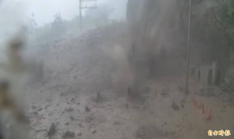 蘇花公路164公里大清水路段目前大雨,由於地震過後山區土石鬆軟,邊坡上的土石隨大雨流下淹沒路面,目前暫時封閉中。(民眾提供) 蘇花公路164公里大清水路段目前大雨,由於地震過後山區土石鬆軟,邊坡上的土石隨大雨流下淹沒路面,目前暫時封閉中。(民眾提供)