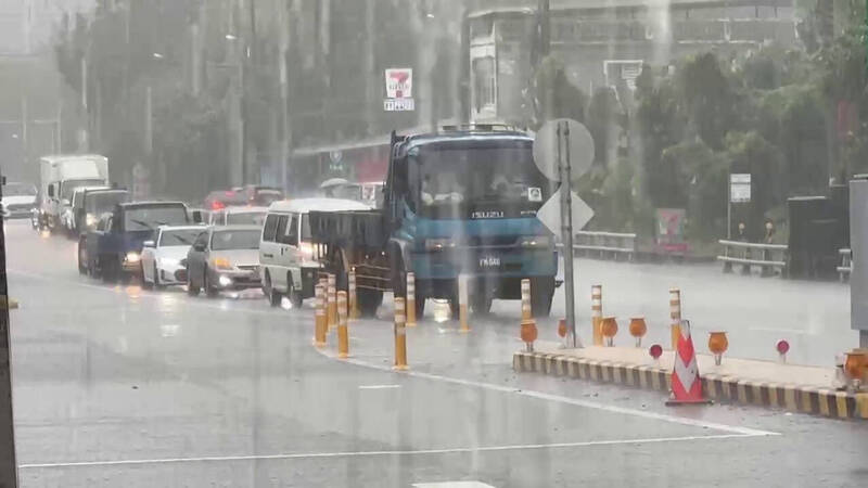 蘇花公路164公里大清水路段目前大雨,由於地震過後山區土石鬆軟,邊坡上的土石隨大雨流下淹沒路面,目前暫時封閉中,崇德出現排隊車潮。(民眾提供) 蘇花公路164公里大清水路段目前大雨,由於地震過後山區土石鬆軟,邊坡上的土石隨大雨流下淹沒路面,目前暫時封閉中,崇德出現排隊車潮。(民眾提供)