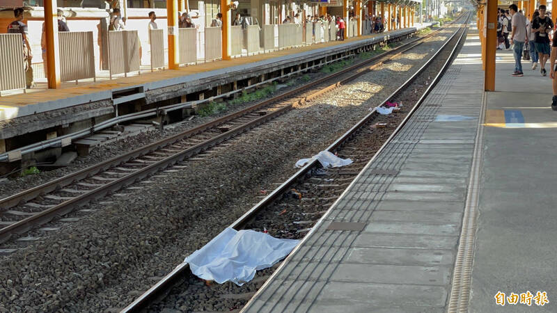 台鐵台南永康大橋車站死亡事故，1民眾落軌遭撞擊死亡。（記者劉婉君攝）