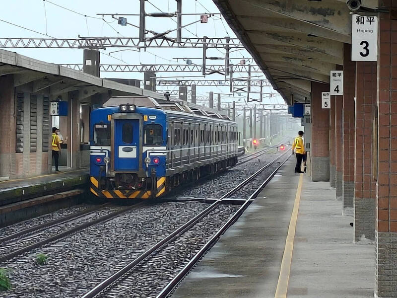 花蓮台鐵北迴線20日因強降雨又斷,區間(快)車順行僅至和仁站。(台鐵提供) 花蓮台鐵北迴線20日因強降雨又斷,區間(快)車順行僅至和仁站。(台鐵提供)