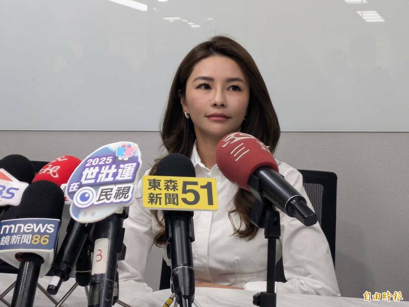 有「最美董座」之稱的徐培菁,今天開記者會指控中檢檢察官張時嘉,「一直撩我」。(記者張瑞楨攝) 有「最美董座」之稱的徐培菁,今天開記者會指控中檢檢察官張時嘉,「一直撩我」。(記者張瑞楨攝)