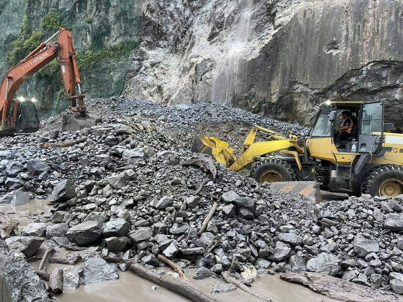 蘇花公路一六四公里崇德路段，邊坡上的土石隨大雨流下淹沒路面晚間搶通。（公路局提供）