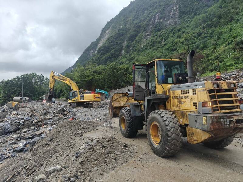蘇花公路一六四公里崇德路段，邊坡上的土石隨大雨流下淹沒路面晚間搶通。（公路局提供）