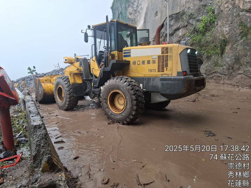 蘇花公路一六四公里崇德路段，邊坡上的土石隨大雨流下淹沒路面晚間搶通。（公路局提供）