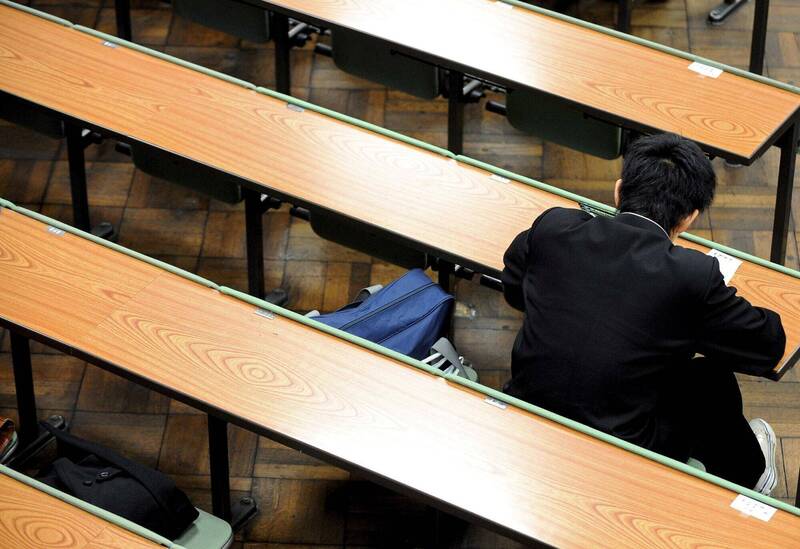 東京一處考場正在準備的考生。示意圖。（歐新社檔案照）
