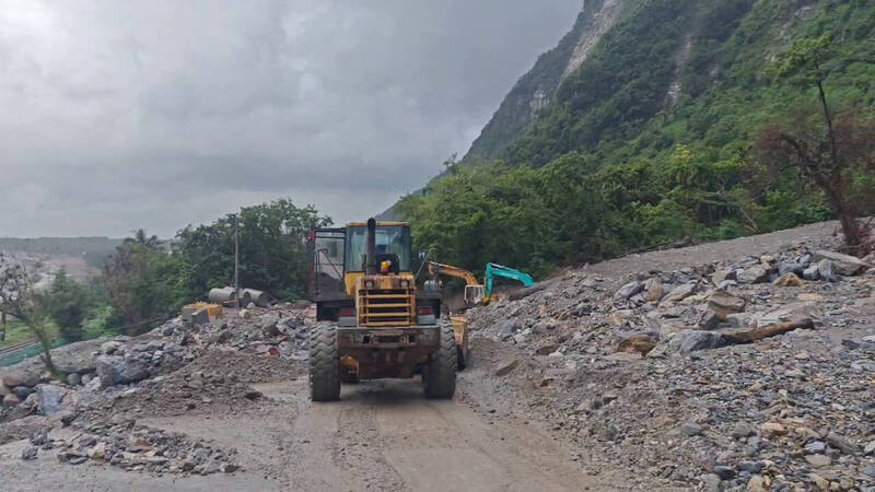蘇花公路164公里大清水路段，邊坡上的土石隨大雨流下淹沒路面，封閉至晚間7點後搶通，另162公里坍崩於晚間8點40分搶通。（盧暐提供）