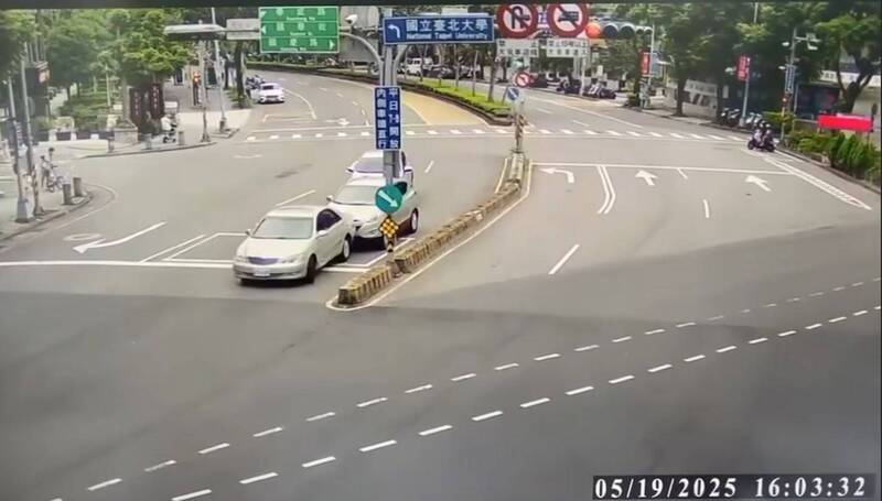 有網友貼出19日三峽北大國小旁重大車禍前一分鐘前一個路口的監視器影片,肇事車輛擦撞分隔島後,往後倒退時卻直接撞上後車,但駕駛沒下車察看,涉嫌肇事逃逸加速離去。(圖擷取自臉書) 有網友貼出19日三峽北大國小旁重大車禍前一分鐘前一個路口的監視器影片,肇事車輛擦撞分隔島後,往後倒退時卻直接撞上後車,但駕駛沒下車察看,涉嫌肇事逃逸加速離去。(圖擷取自臉書)