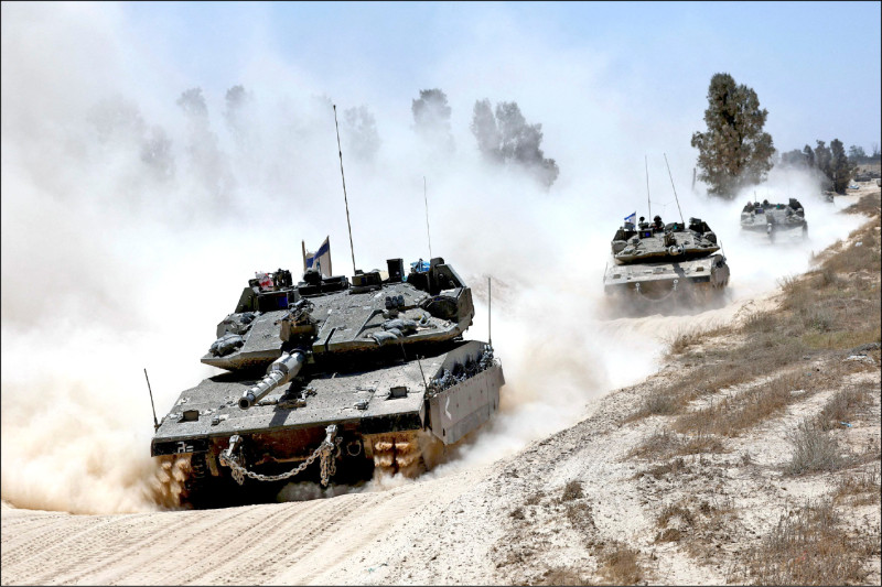 以色列19日起對加薩走廊的最新一輪攻勢，至20日造成至少60名巴勒斯坦人喪生。圖為以軍坦克開進加薩。（路透）