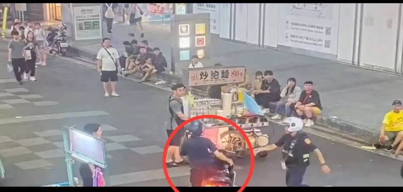 陳姓機車騎士將車借給警方使用。（記者劉慶侯翻攝）