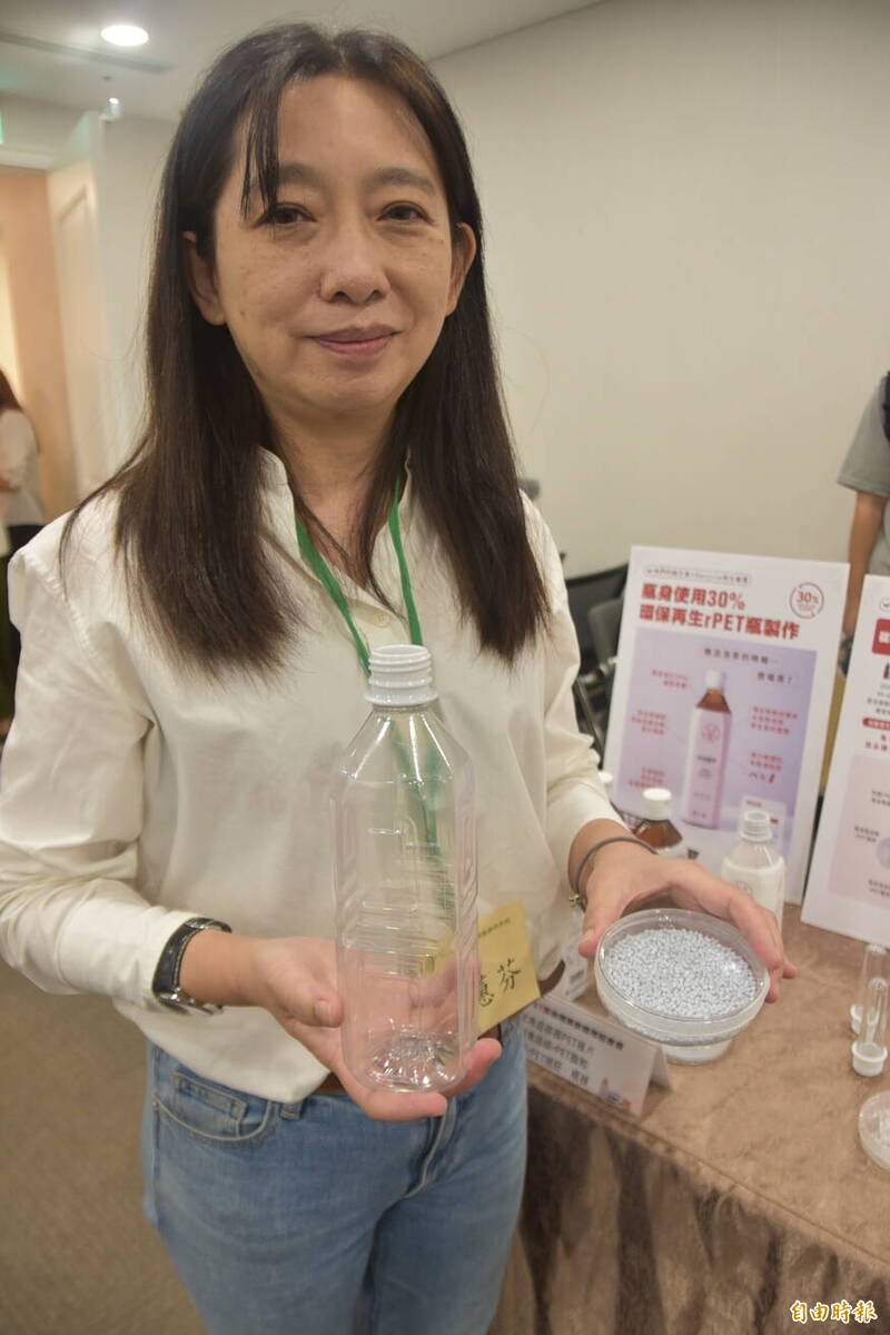 主婦聯盟推出首支rPET瓶裝茶飲,回收的再生塑料占比達30%,料源來自食品容器,減塑也顧食安,並透過綠色設計降低成本,相信其他大品牌也能辦到。(記者吳柏軒攝) 主婦聯盟推出首支rPET瓶裝茶飲,回收的再生塑料占比達30%,料源來自食品容器,減塑也顧食安,並透過綠色設計降低成本,相信其他大品牌也能辦到。(記者吳柏軒攝)