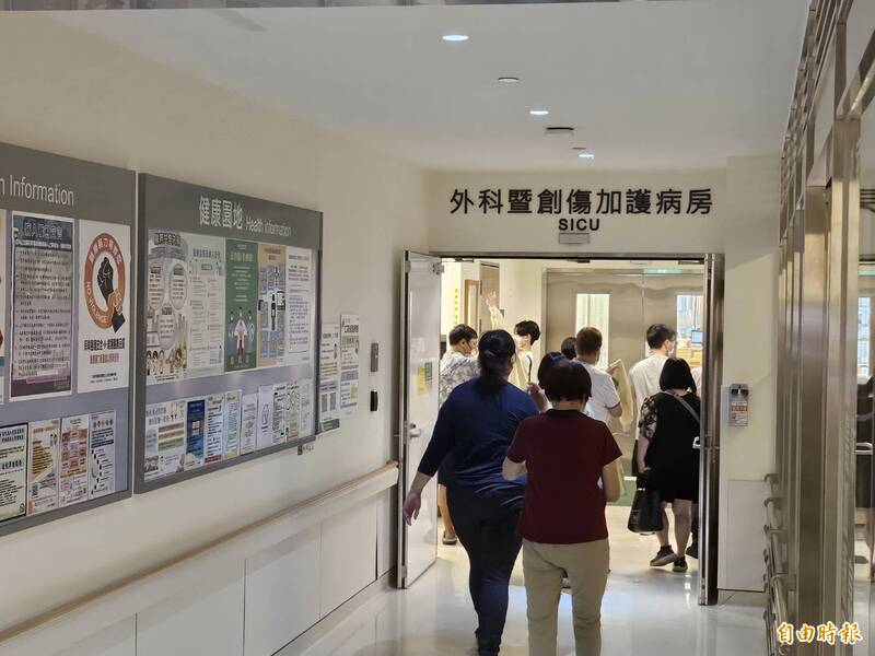 收治於亞東醫院加護病房的劉姓女學生情況好轉,希望趕回學校上課。(記者翁聿煌攝) 收治於亞東醫院加護病房的劉姓女學生情況好轉,希望趕回學校上課。(記者翁聿煌攝)