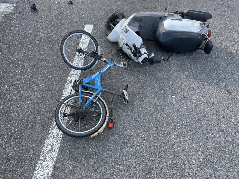 機車闖紅燈自摔 酒駕單車翁挨撞不治。（警方提供）
