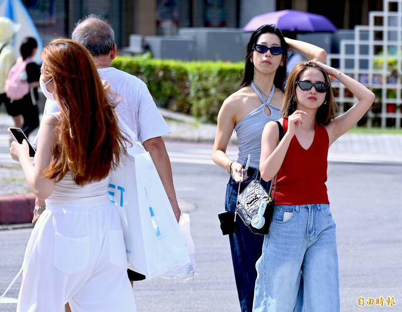 氣象專家指出，預估週六前氣溫持續偏高，最高溫上看37度以上。專家也指出，今年5月迄今已有14天高溫超過30度，評估接下來也會熱上加熱。（資料照）