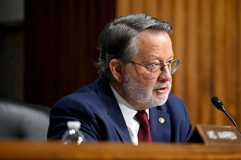 美國民主黨籍參議員皮特斯20日在聽證會上披露，美國總統川普將非法移民送往古巴，每人每天需花費10萬美元。（彭博資料照）