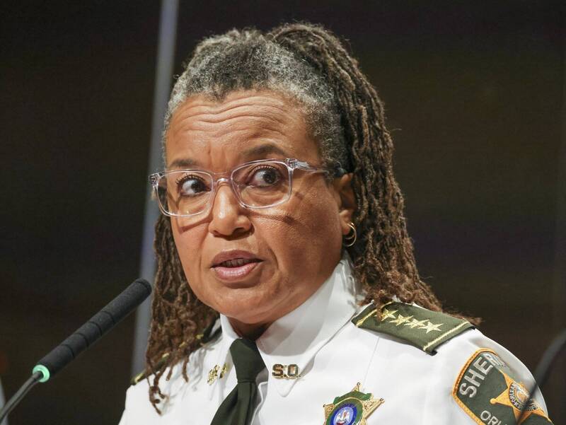 紐奧良堂區警長赫特森20日在紐奧良市議會上接受質詢，她表示會對於越獄事件負全責。（美聯社）