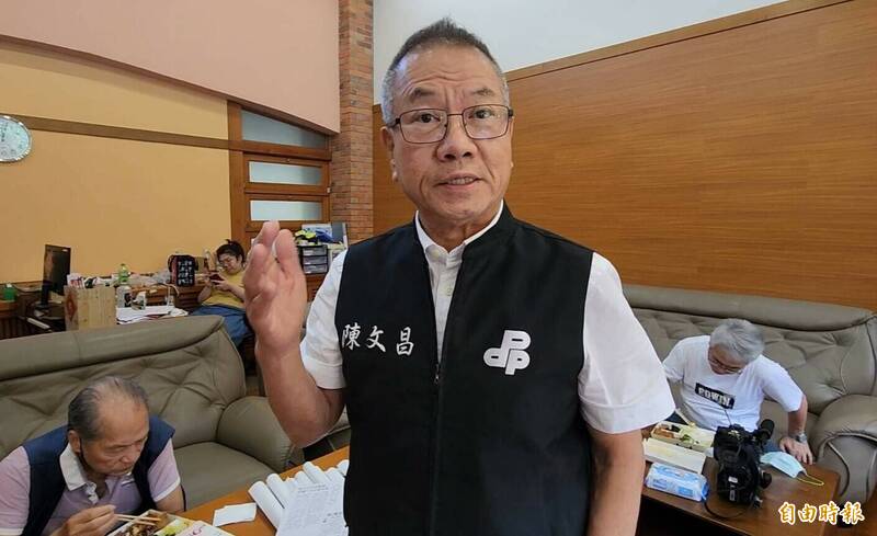 宜蘭縣長林姿妙因貪污案被判刑停職，卻仍以縣長名義贈送花籃；縣議員陳文昌認為，容易構成對公職權力的僭用。（記者游明金攝）