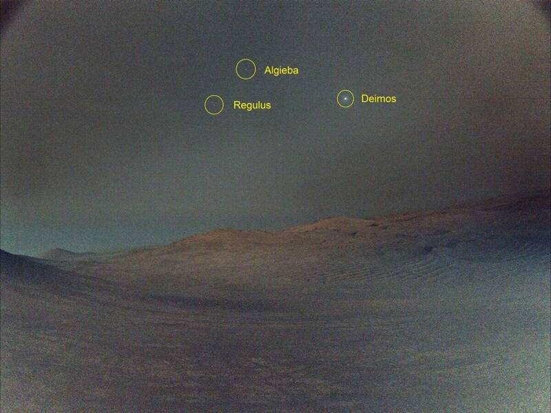 此為前述迪摩斯（Deimos）影像的標註版本，圖中已清楚標示出火星衛星迪摩斯，以及屬於獅子座的恆星軒轅十四（Regulus）軒轅十二（Algieba）。（圖：NASA/JPL-Caltech）」