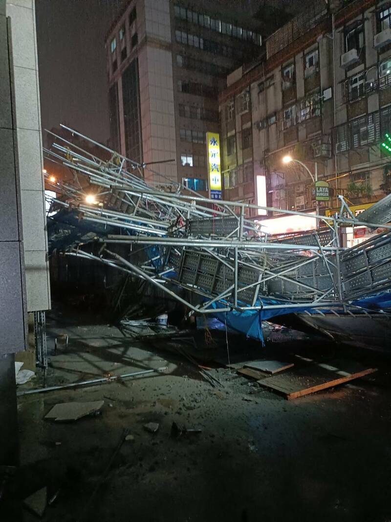 倒塌鷹架面積範圍長50公尺、寬約5公尺。（記者陸運鋒翻攝）