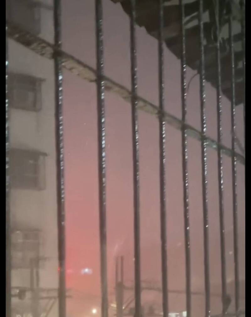 大台北地區晚間雷雨，中和區有民眾看到天空下起短暫冰雹。（摘自網路）