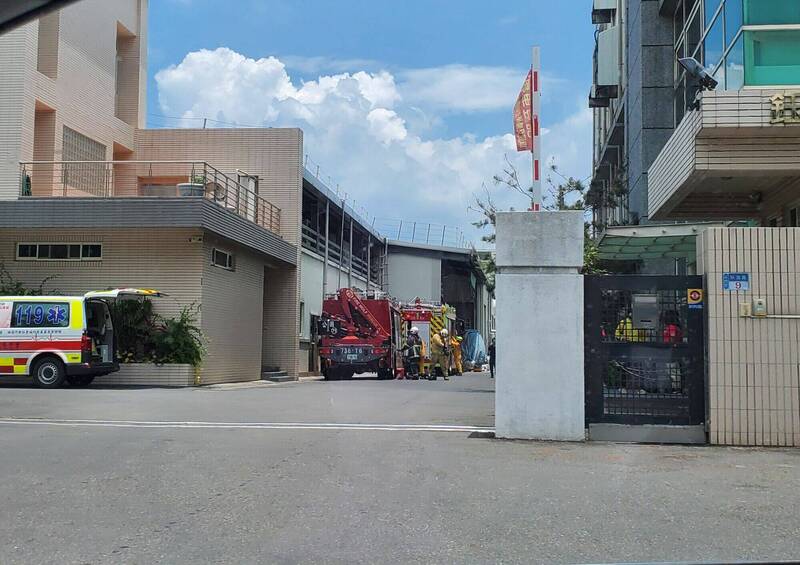 斗六市一家食品公司傳出工安事件，一名女員工手臂被攪拌器捲入，消防人員前往搶救協助脫困送醫。（民眾提供）