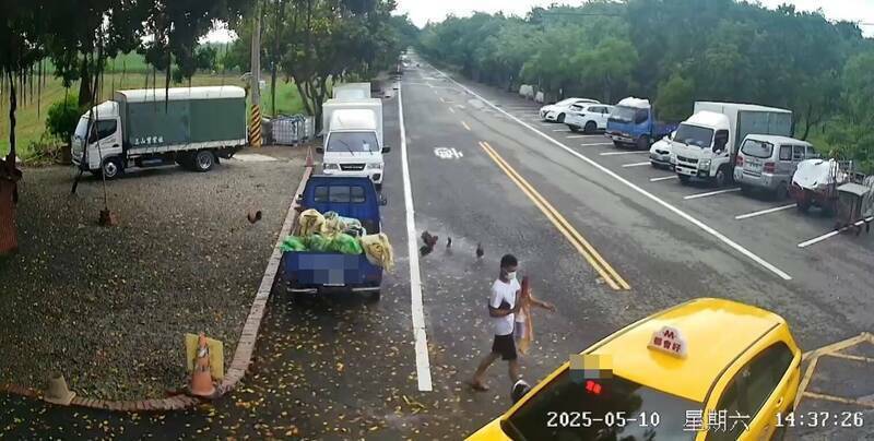 男子竊走鯊魚劍後搭乘計程車離開。（資料照）