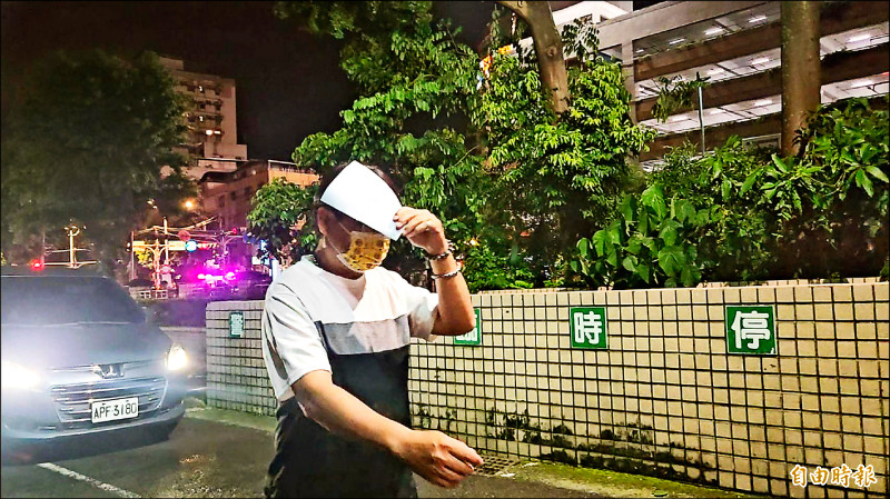新北檢調偵辦罷免民進黨蘇巧慧等四位新北市立委連署涉造假案，國民黨樹林區黨部執行長盧鋒瑋昨深夜赴新北地檢署複訊。（記者徐聖倫攝）