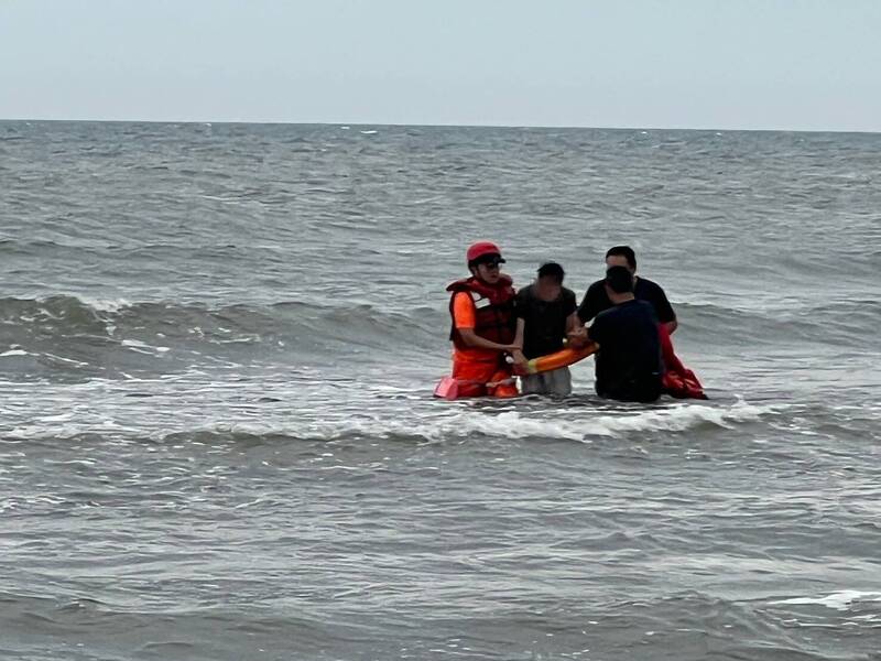 男子奔向台中大安海域 海巡人員及時救援
