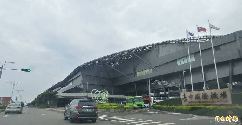 台中市降下豪雨,台中機場航班受影響。(記者張軒哲攝) 台中市降下豪雨,台中機場航班受影響。(記者張軒哲攝)