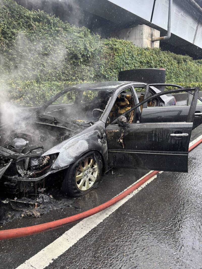 汽車車頭被燒毀。（記者徐聖倫翻攝）